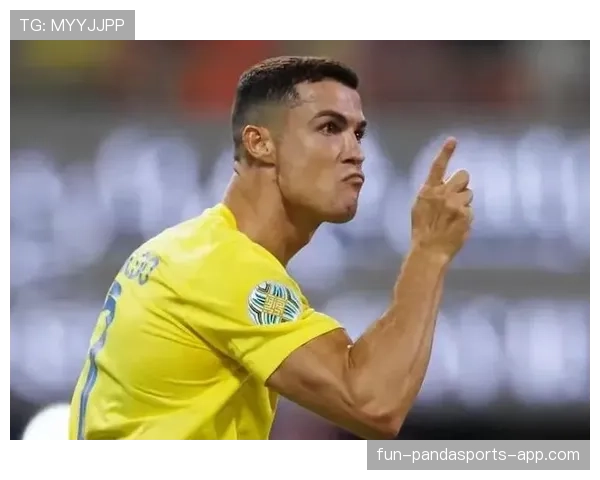 C罗机场随手拎的那只包，我估摸着能付我家两年房贷